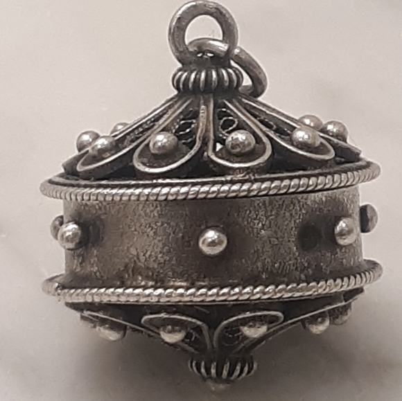Antique Victorian Spanish 800 Silver Filigree Pomander Perfume Pendant Charm - Picture 3 of 8